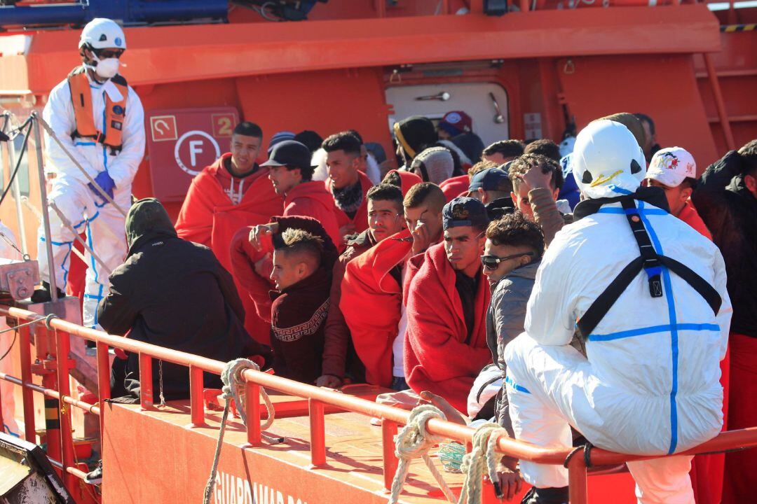 Salvamento marítimo a su llegada al puerto de Algeciras, con los 50 inmigrantes de origen marroquí rescatados en aguas del estrecho cuando intentaban llegar a la costa española.