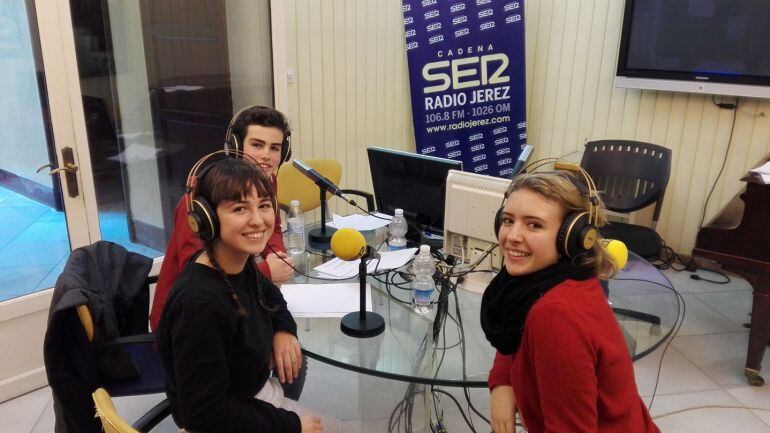 Emilio Rosales, María Valera y Ana Nieves, director, guionista y actriz de &quot;Proyecto Godot&quot;, en Radio Jerez