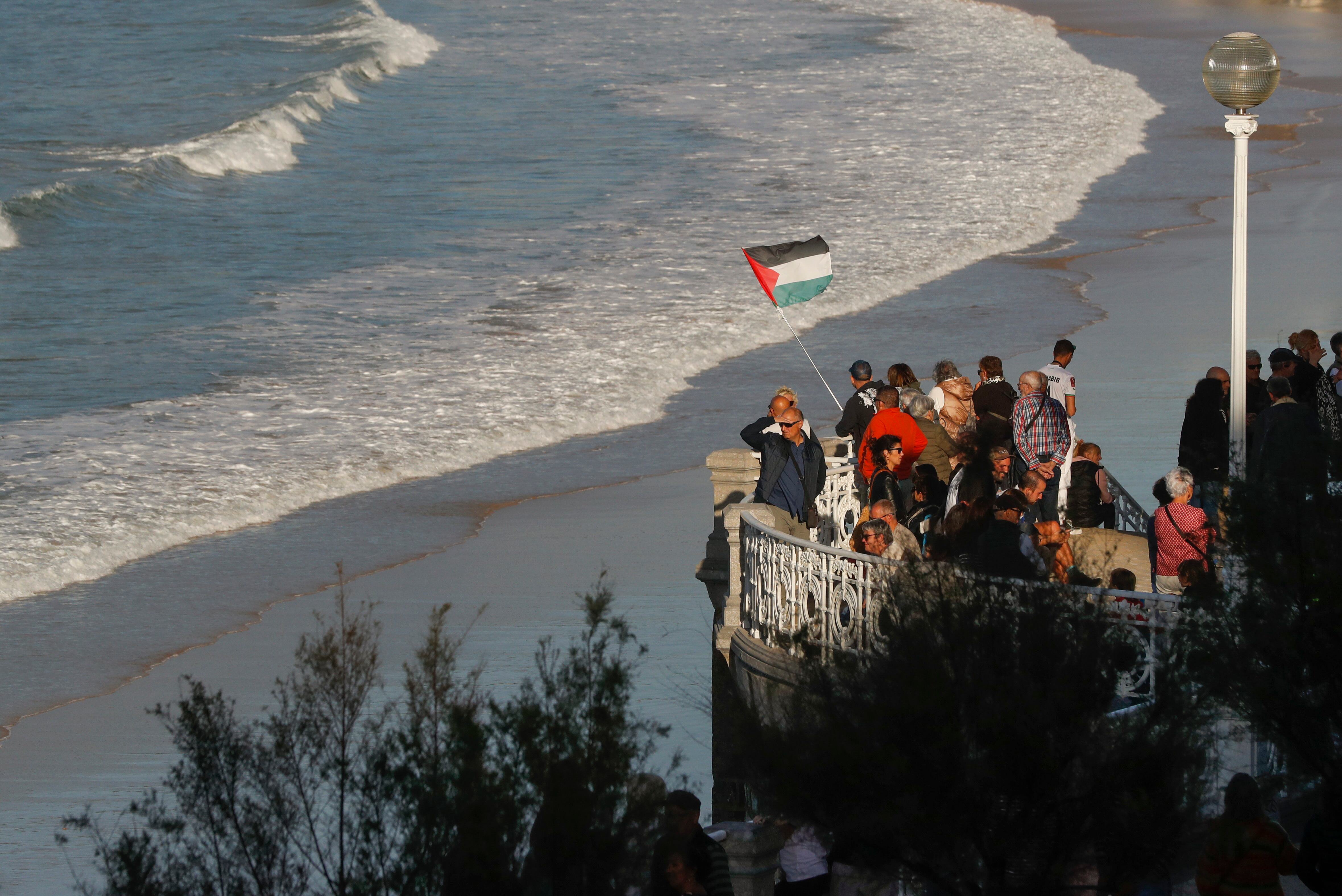 SAN SEBASTIÁN , 21/10/2023.- Un momento de la manifestación convocada por la iniciativa ciudadana &quot;Gernika-Palestina&quot; para pedir el cese de los ataques a Gaza y en solidaridad con el pueblo palestino, este sábado en el Túnel del Antiguo, en San Sebastián. EFE/ Juan Herrero
