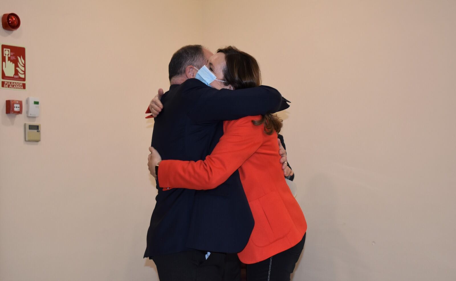 Emilio Sáez y María José López se funden en un abrazo tras aprobarse los presupuestos de 2022