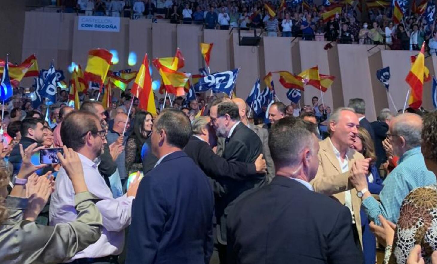 Carlos Fabra y Mariano Rajoy se abrazan en el acto del PP en la ciudad de Castelló