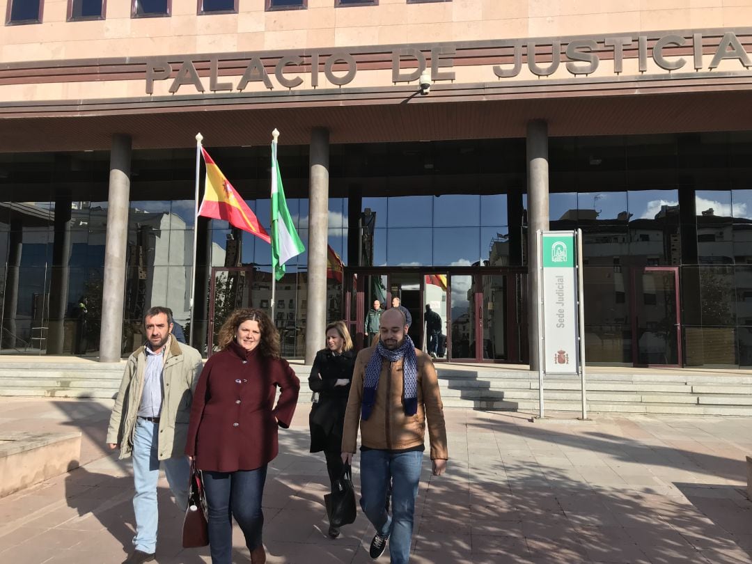 Teresa Valdenebro junto a algunos de sus compañeros a las puertas del Palacio de la Justicia de Ronda