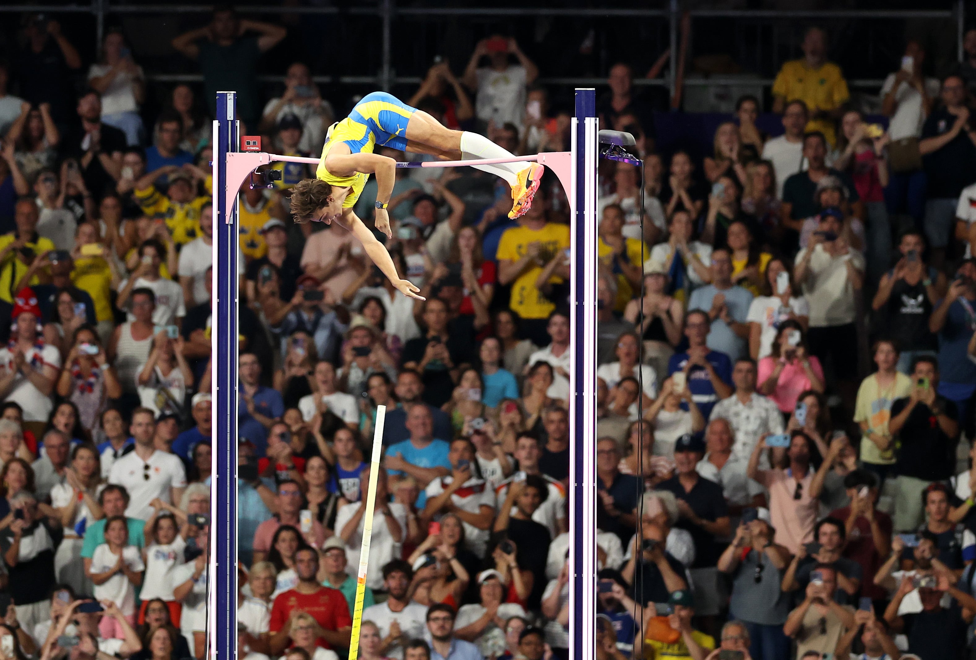 El sueco Armand Duplantis se eleva por encima de los 6,25 y bate el récord del mundo de salto con pértiga. (Photo by Hannah Peters/Getty Images)