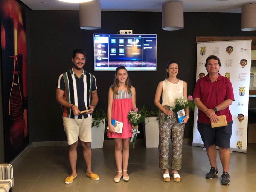 Las Falleras Mayores de Dénia con sus mantenedores.