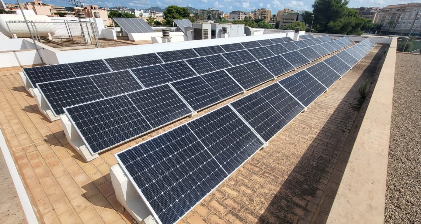 Placas solares en un edificio residencial