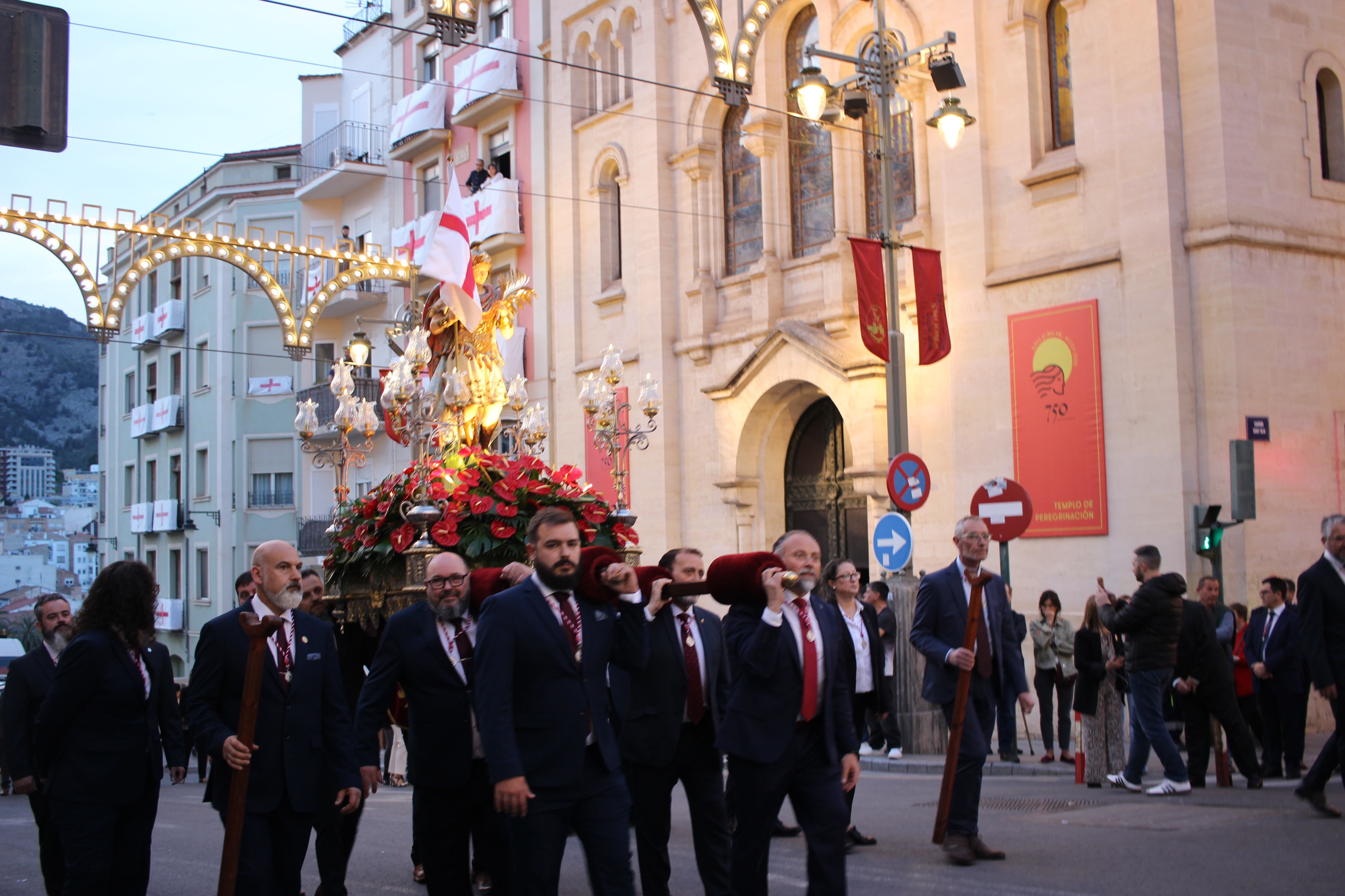 Representantes de festers de los cargos de este 2026 portan la figura del Xicotet ante la iglesia de San Jorge