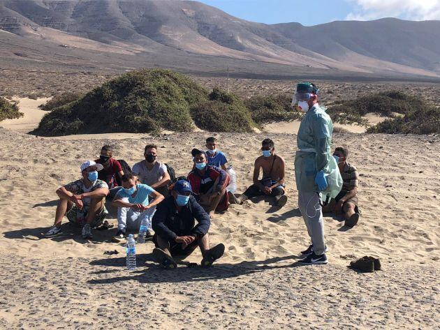 Algunos de los migrantes que venían en la patera, tras ser localizados.