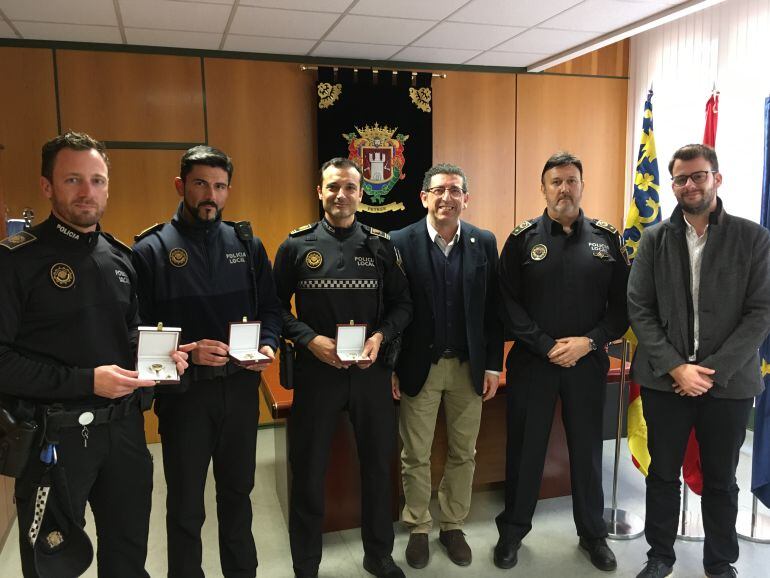 El alcalde de Petrer, Alfonso Lacasa, y el concejal, Fernando Portillo, recibe a los agentes de la Policía Local 