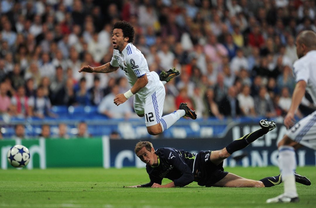 Peter Crouch y Marcelo durante un partido de Champions League entre el Real Madrid y el Tottenham Hotspur en abril del 2011. 