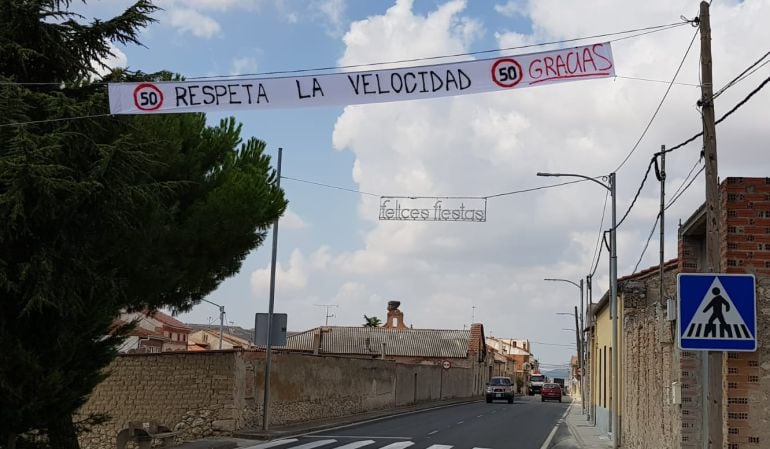 Una pancarta cuelga sobre la CL-602 pidiendo a los conductores que respeten la velocidad 