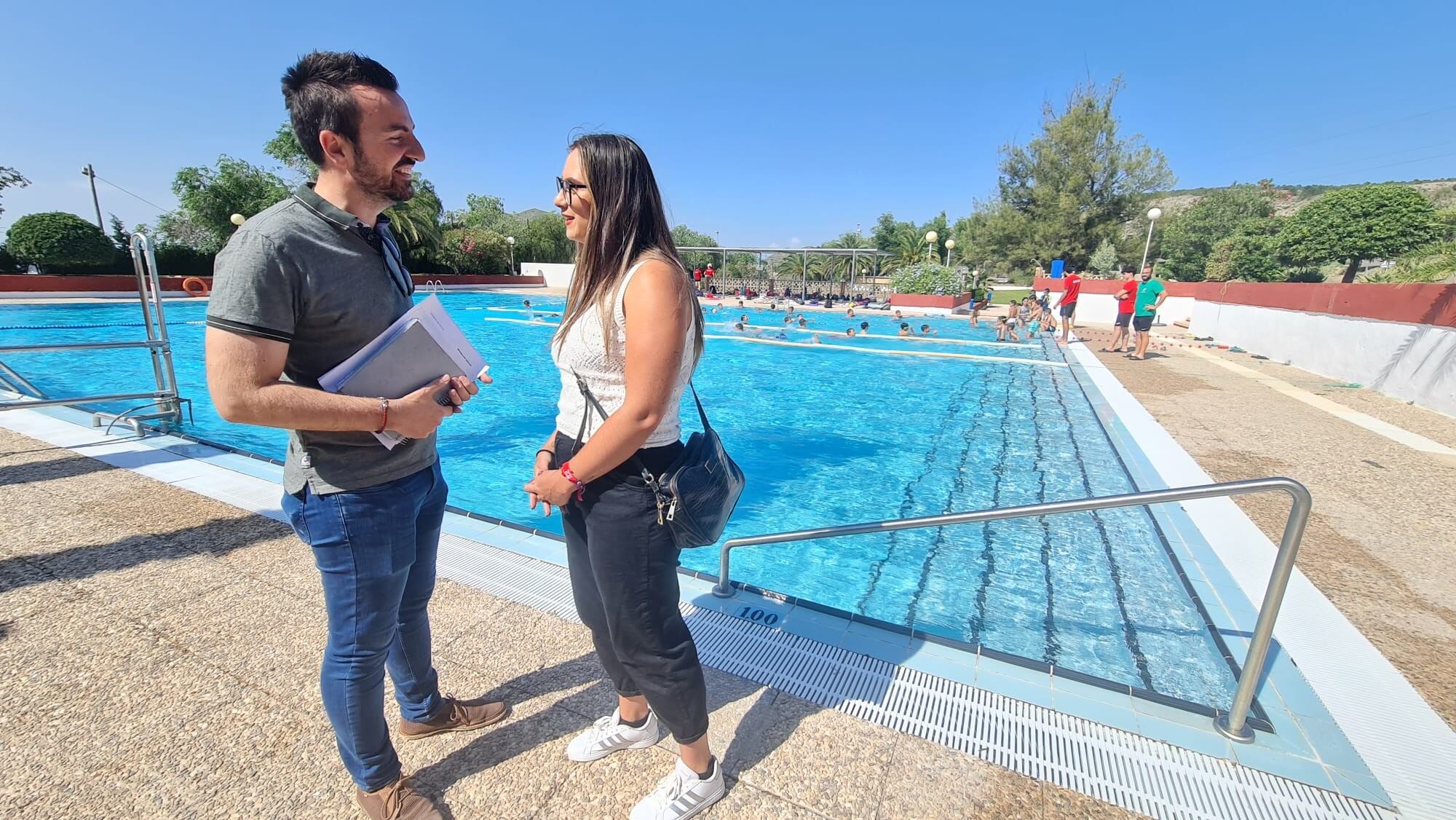 Fernando Gómez y María Gisbert, concejala de Deportes, en las piscinas de San Crispín.