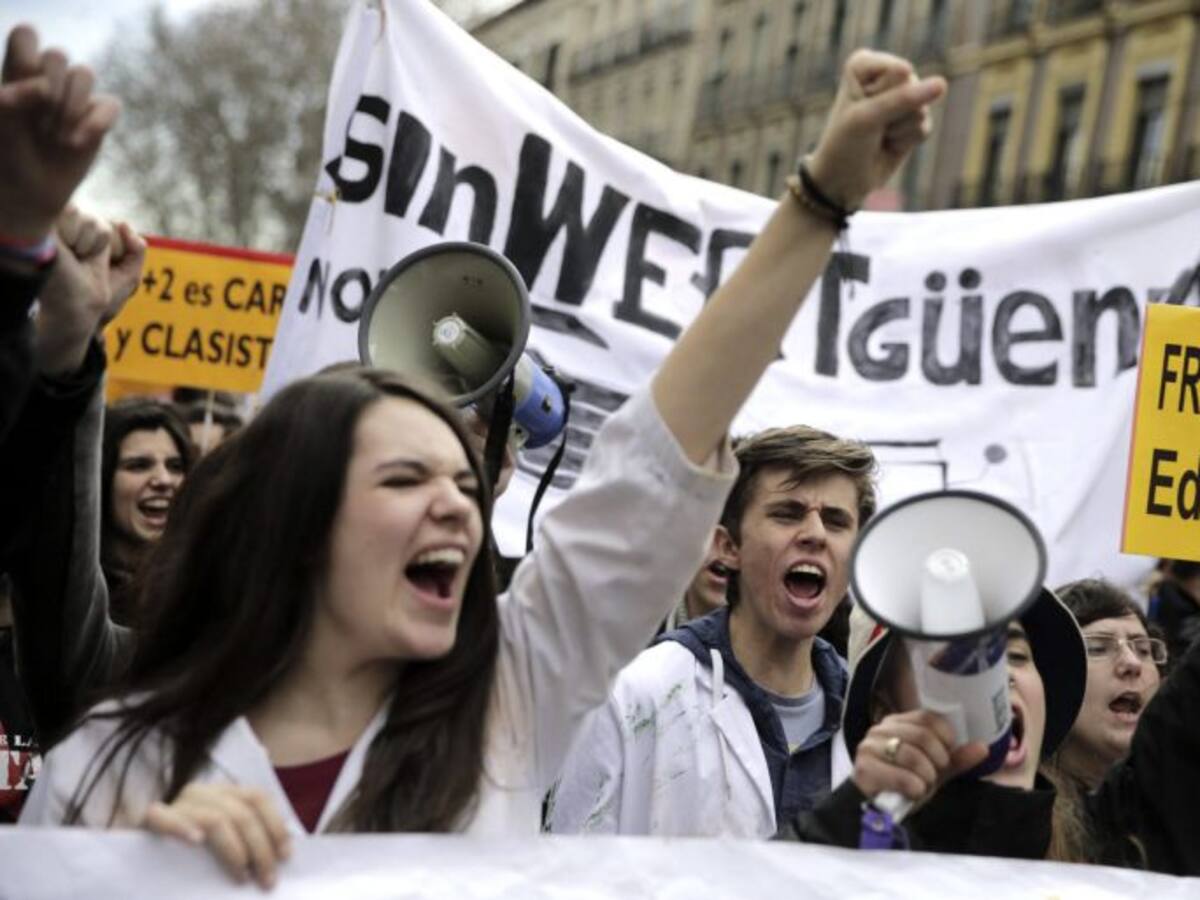 Estudiantes se manifiestan contra el 3+2 en toda España