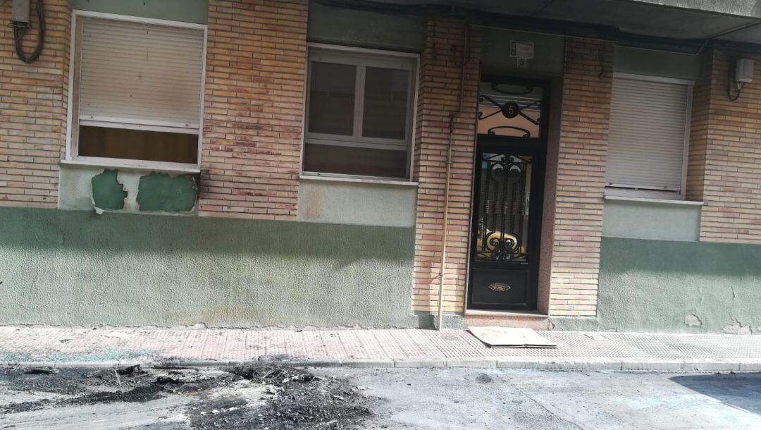 Restos del incendio en la calle Valencia de Sax