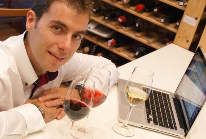 Carlos González es el director de la Guía Peñín y se pasa el año, de bodega en bodega, catando vinos.