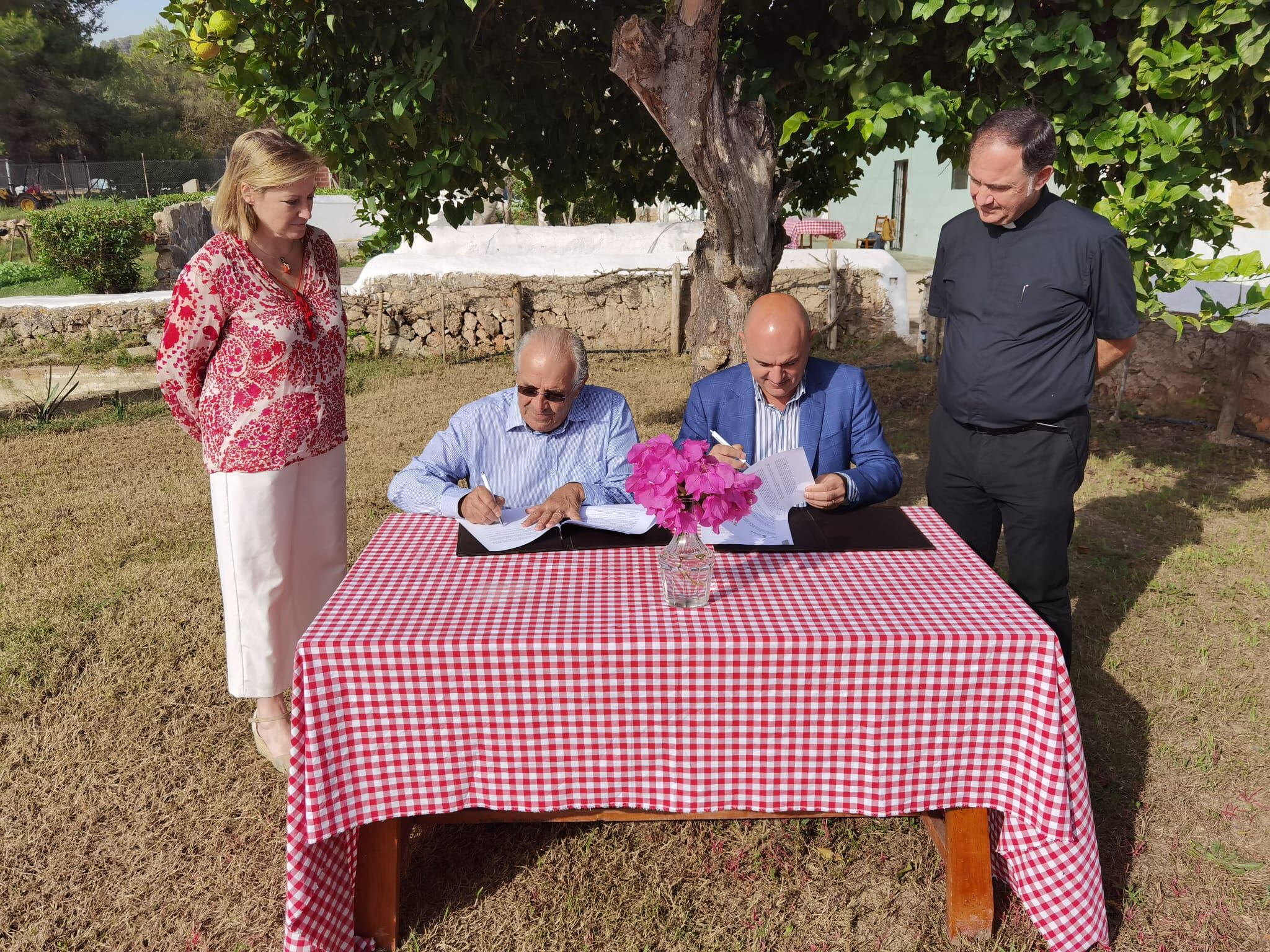 Un momento durante la firma del convenio