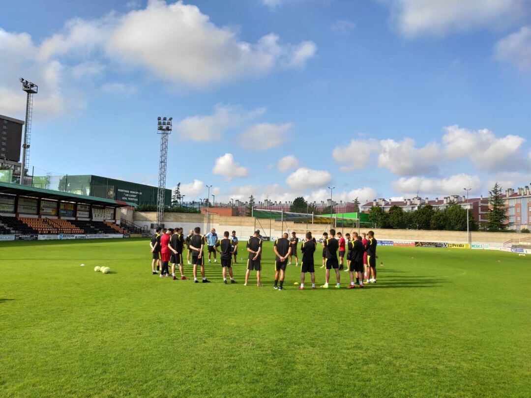 La plantilla del Portugalete, durante un entrenamiento