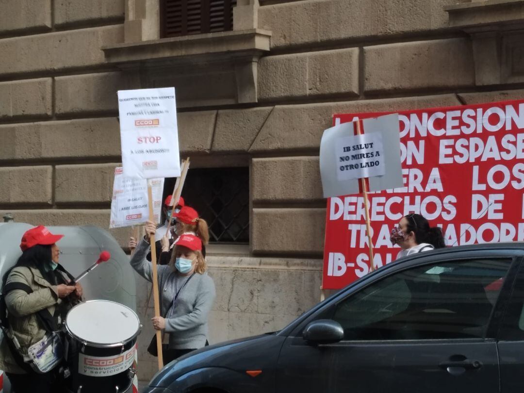 Trabajadoras protestan frente a la sede del IBSalut.