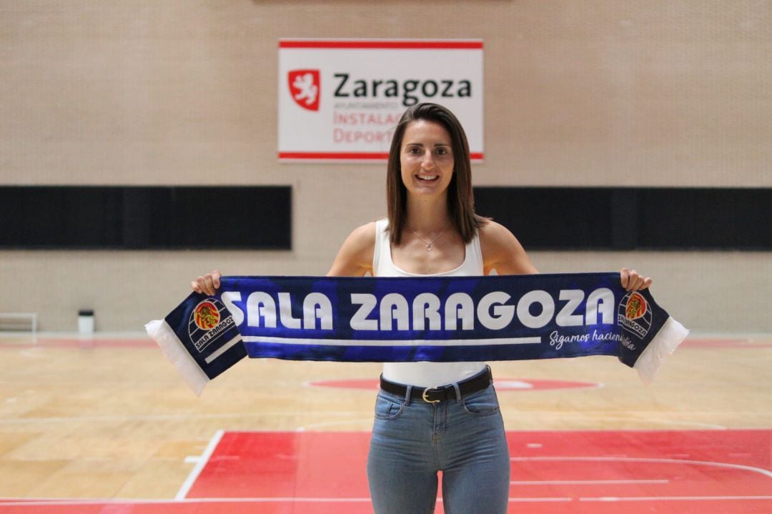 Ana Etayo posa con la bufanda del Sala Zaragoza