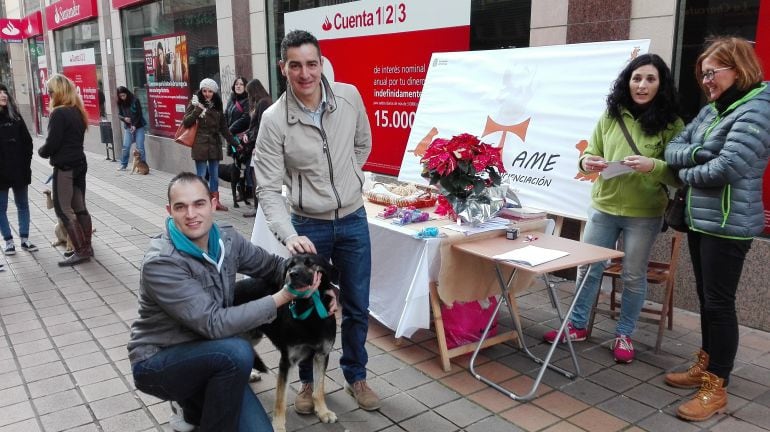 Un ciudadano adopta un ajemplar de la perrera municipal