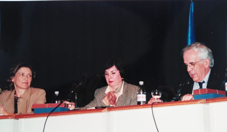 Forges junto a la concejal de cultura, Ana Luisa Delclaux y la profesora de Lengua del colegio Santiago Apóstol, Yolanda Bellod, en el acto de homenaje a Gloria Fuertes en el año 1999