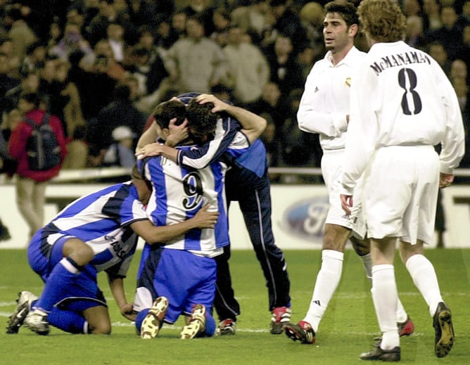 Los jugadores del Real Madrid Fernando Hierro y Steve McManaman observan la alagreia de varios jugadores del Deportivo de La Coruña en su victoria en la final de la Copa del Rey de 2002 tras derrotar al Real Madrid el día de su centenario por 2-1.