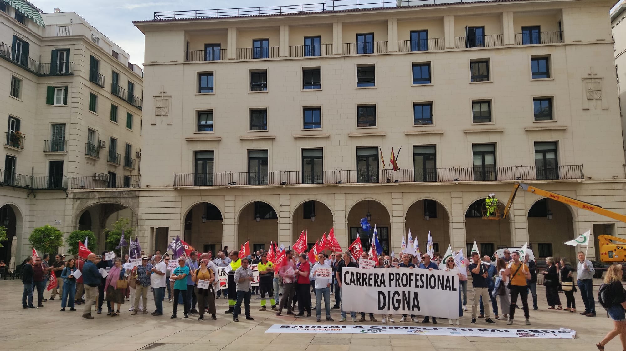 Imagen de la anterior protesta en la plaza del Ayuntamiento antes de subir al Salón de Plenos