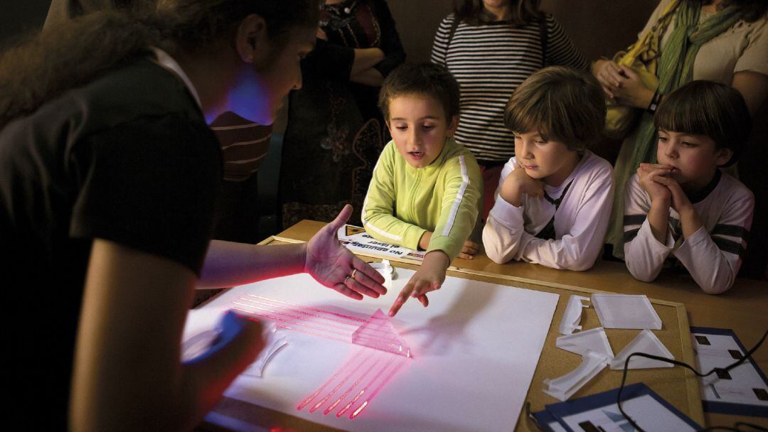 Una científica del CSIC impartiendo el taller de divulgación ‘Descubriendo la luz’, en el marco del proyecto &#039;Ciudad Ciencia&#039;.