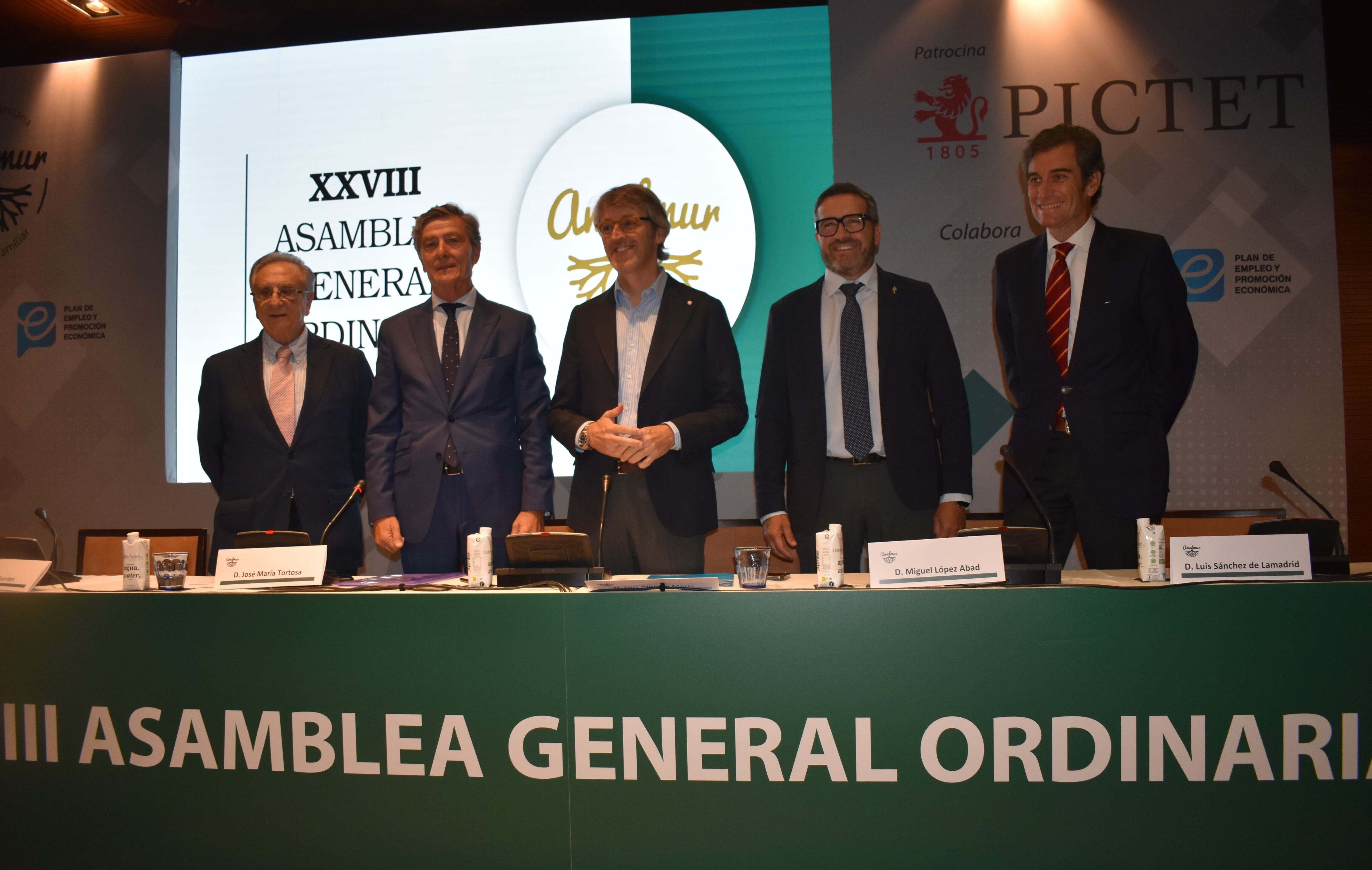 De izquierda a derecha, Tomás Fuertes, presidente de Honor de AMEFMUR; José María Tortosa, presidente de Amefmur; Luis Alberto Marín, consejero de Economía; Miguel López Abad, presidente de CROEM, y Luis Sánchez de Lamadrid, de Pictet Wealth Managment Iberia