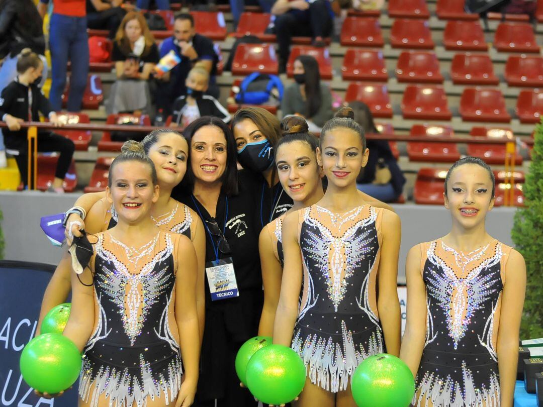 Gimnastas del Club con sus entrenadoras