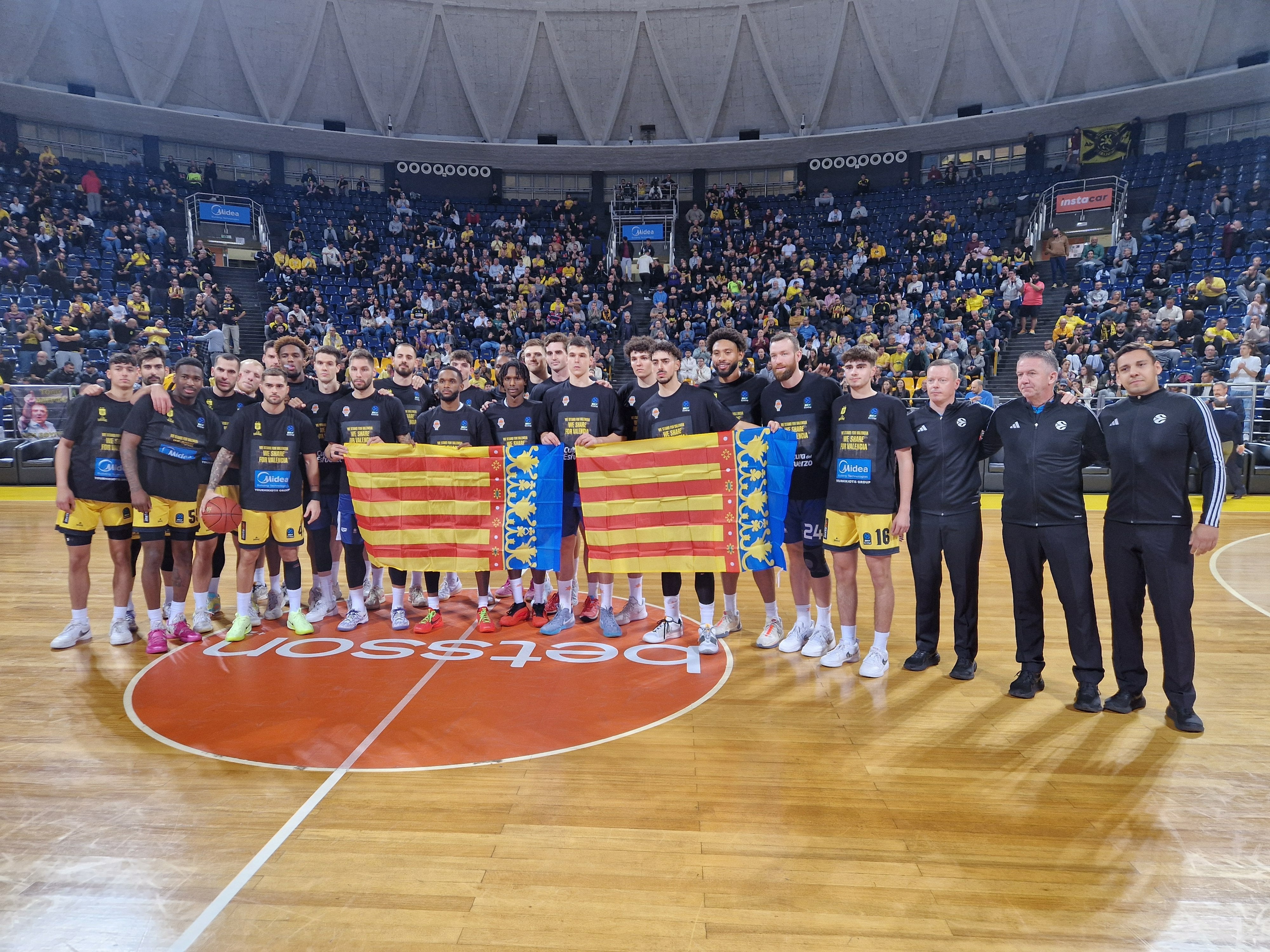 Los jugadores del Valencia Basket posan con dos banderas de la Generalitat Valenciana