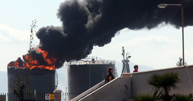 Una explosión de un tanque de combustible en el puerto de Gibraltar ha causado dos heridos, uno con quemaduras graves y otro leve