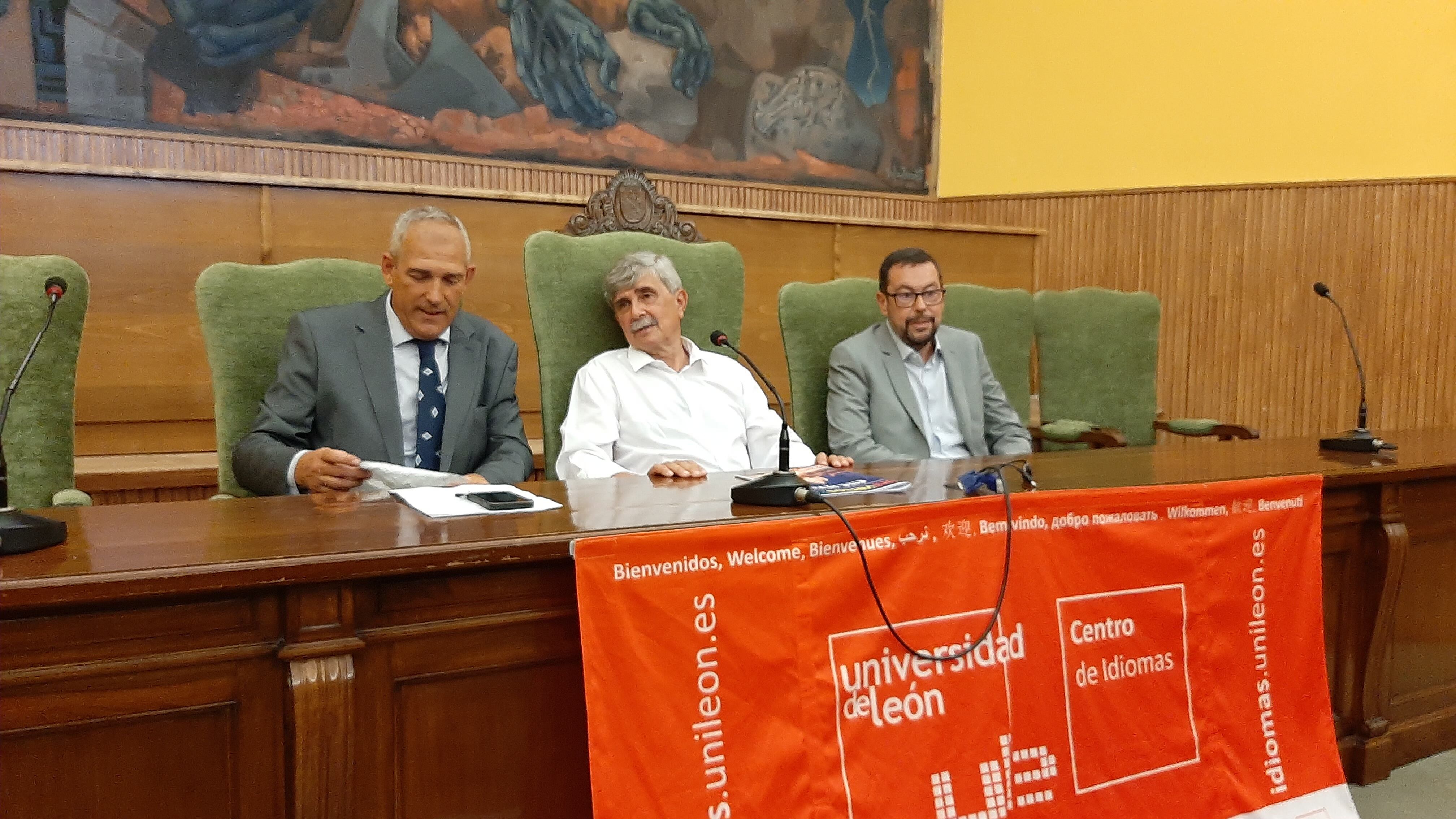 Vicente Canuria, Juan Francisco García Marín y José Ramón López en los instantes previos el inicio del acto