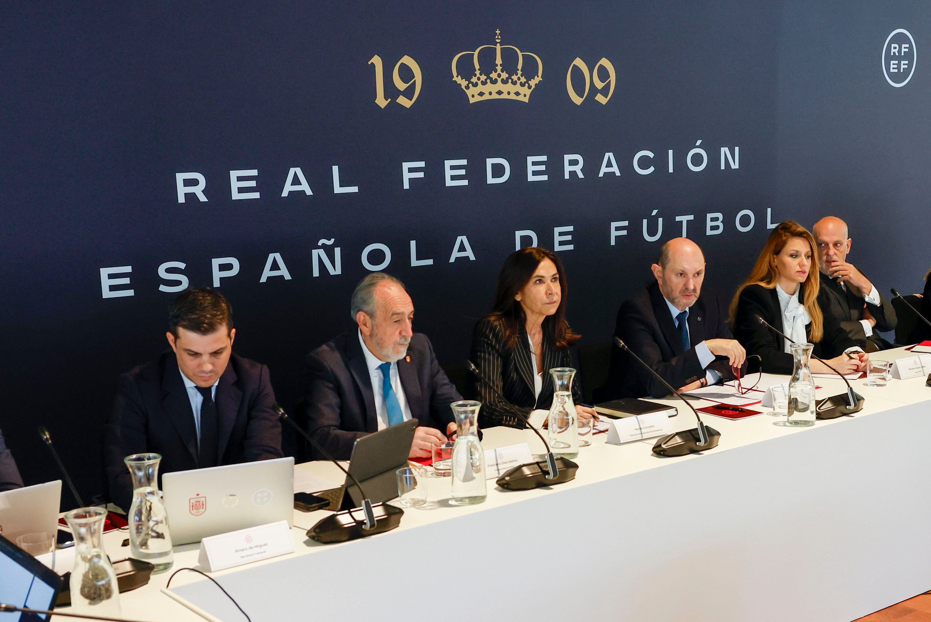 Rafael Louzán preside la reunión de la Real Federación Española de Fútbol con los clubes de fútbol profesional