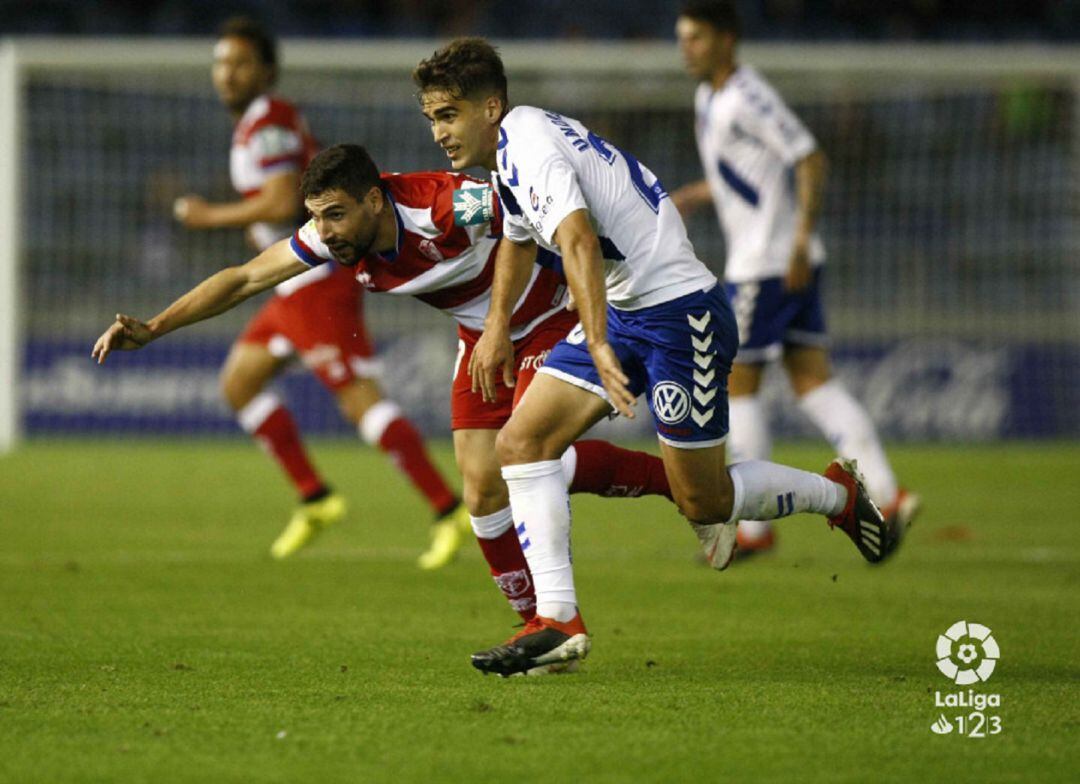 Undabarrena pugna con un rival por el balón