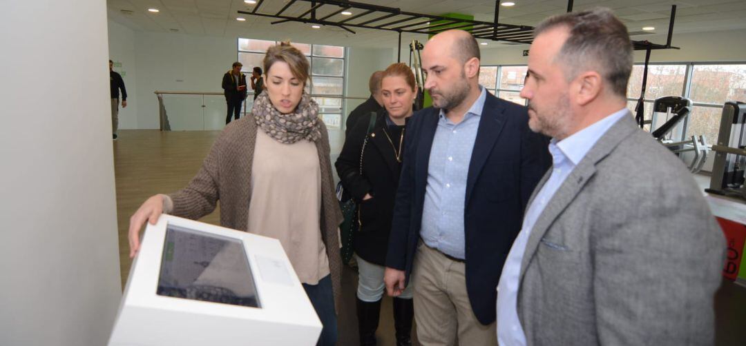 Jorge García, alcalde de Colmenar, en su visita a la Piscina municipal