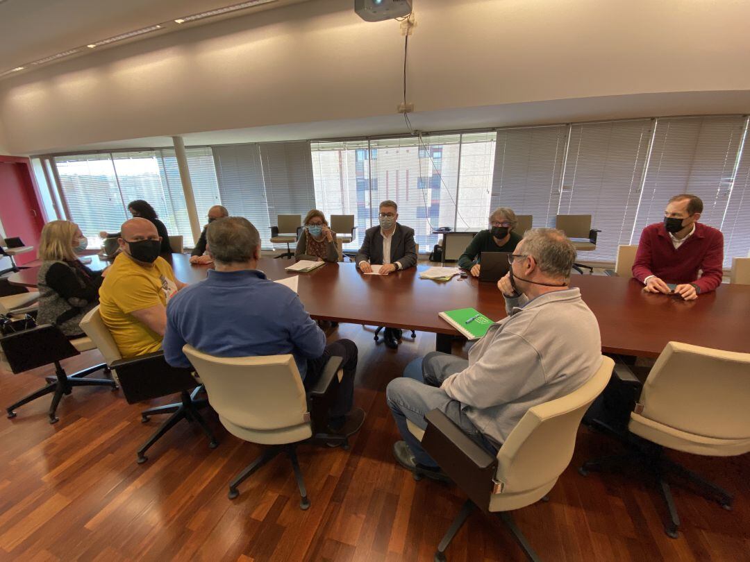 El concejal de Urbanismo y Transición Ecológica, Andrés Guerrero, ha mantenido esta mañana una reunión con técnicos municipales para adoptar medidas por la contaminación