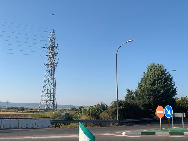 Torre Alta Tensión junto a la rotonda del Barrio Mirador del Henares de Cabanillas