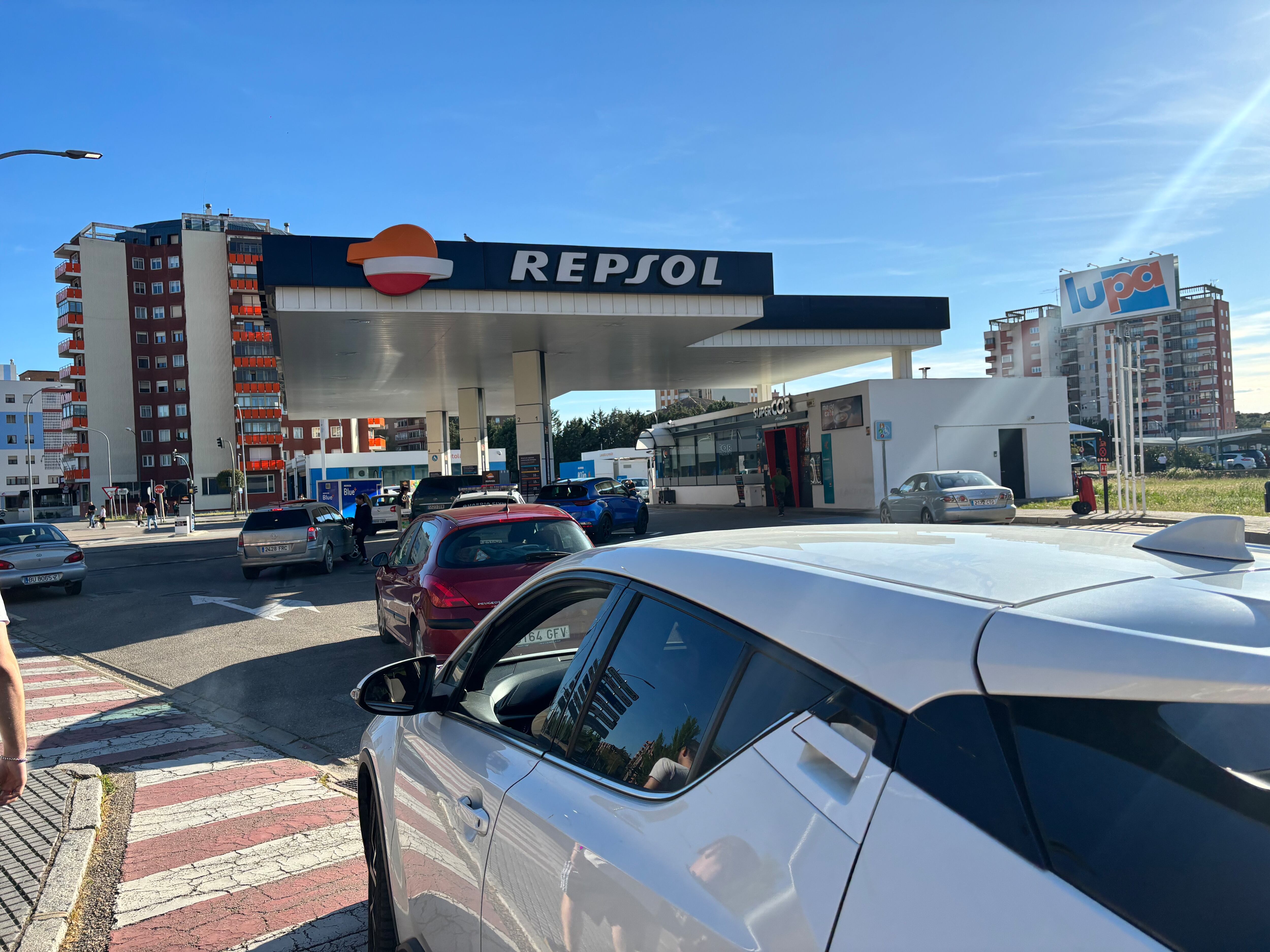 Colas en la gasolinera para repostar Con el regreso de la electricidad