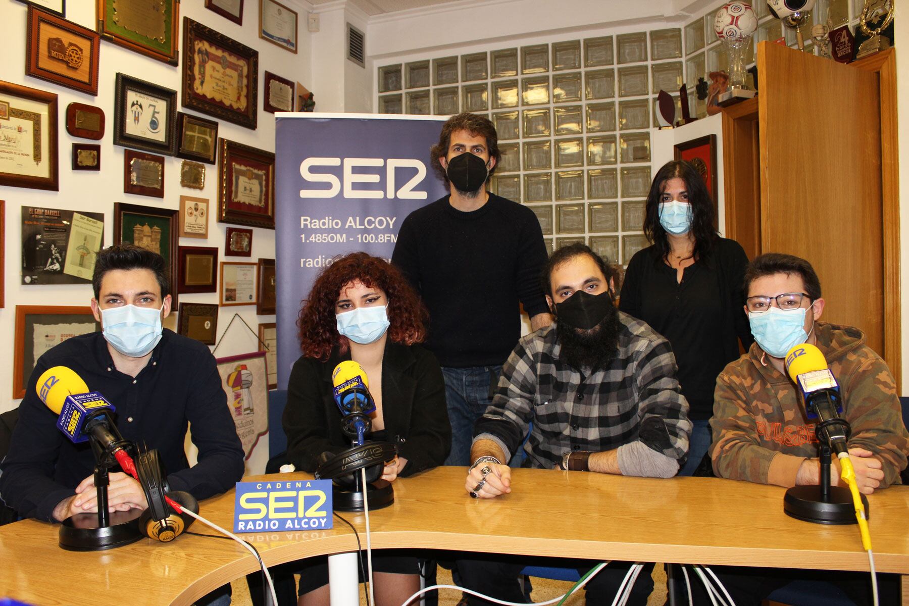 Nando Moncho, Paula Ballesteros, Ginés Mata y Áxel Mata, sentados, y Lluïso Llorens y Esther García, de pie, en el estudio central de Radio Alcoy