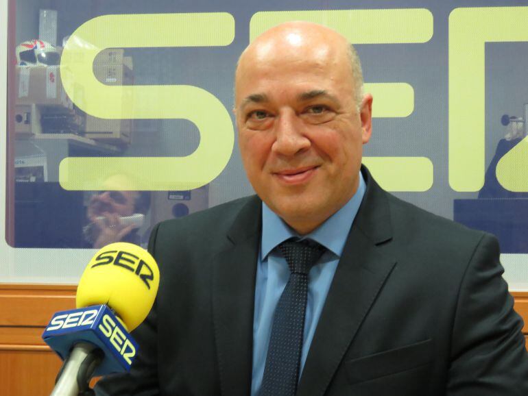 Antonio Ruiz en los estudios de Radio Córdoba