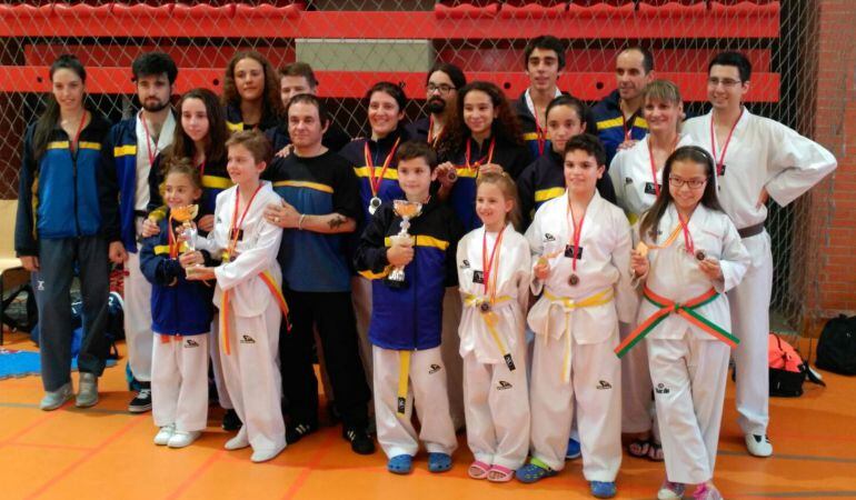 Algunos de los medallistas de la Escuela de Taekwondo