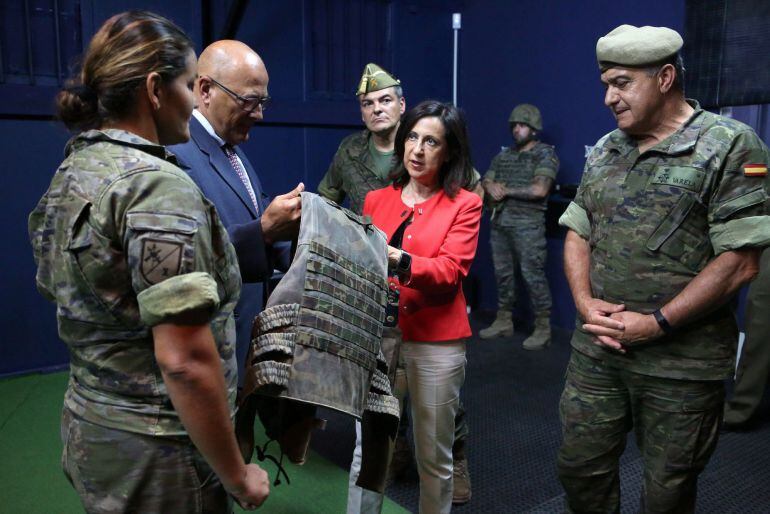 La ministra de Defensa, Margarita Robles (c), el jefe de Estado Mayor del Ejército, Francisco Javier Varela (d) y el Secretario de Estado de Defensa, Ángel Olivares (i), durante su visita a las unidades de la Legión del Acuartelamiento de Montejaque en Ro