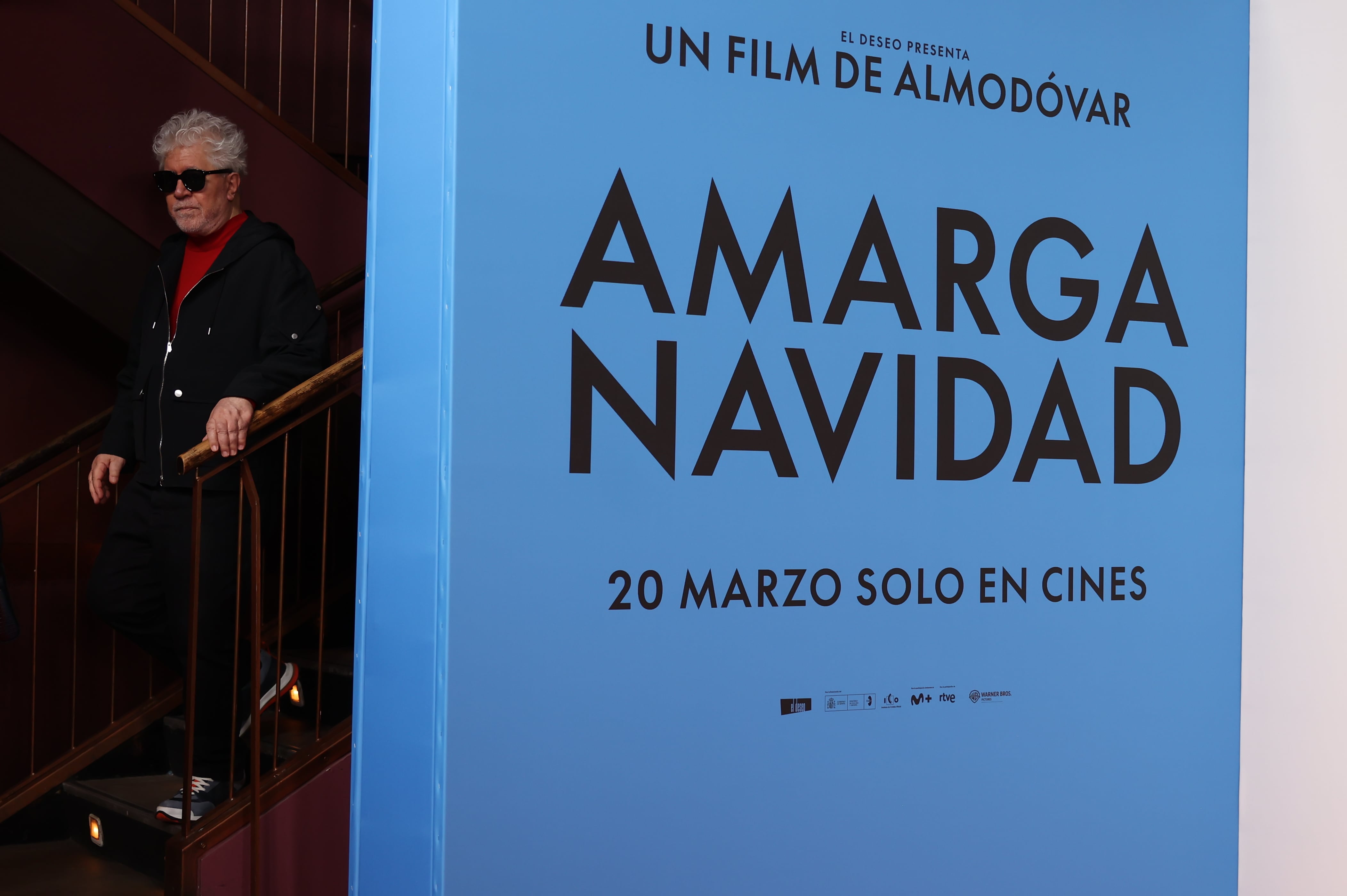 El director manchego Pedro Almodóvar (i) a su llegada a la presentación de su última película 'Amarga Navidad'.