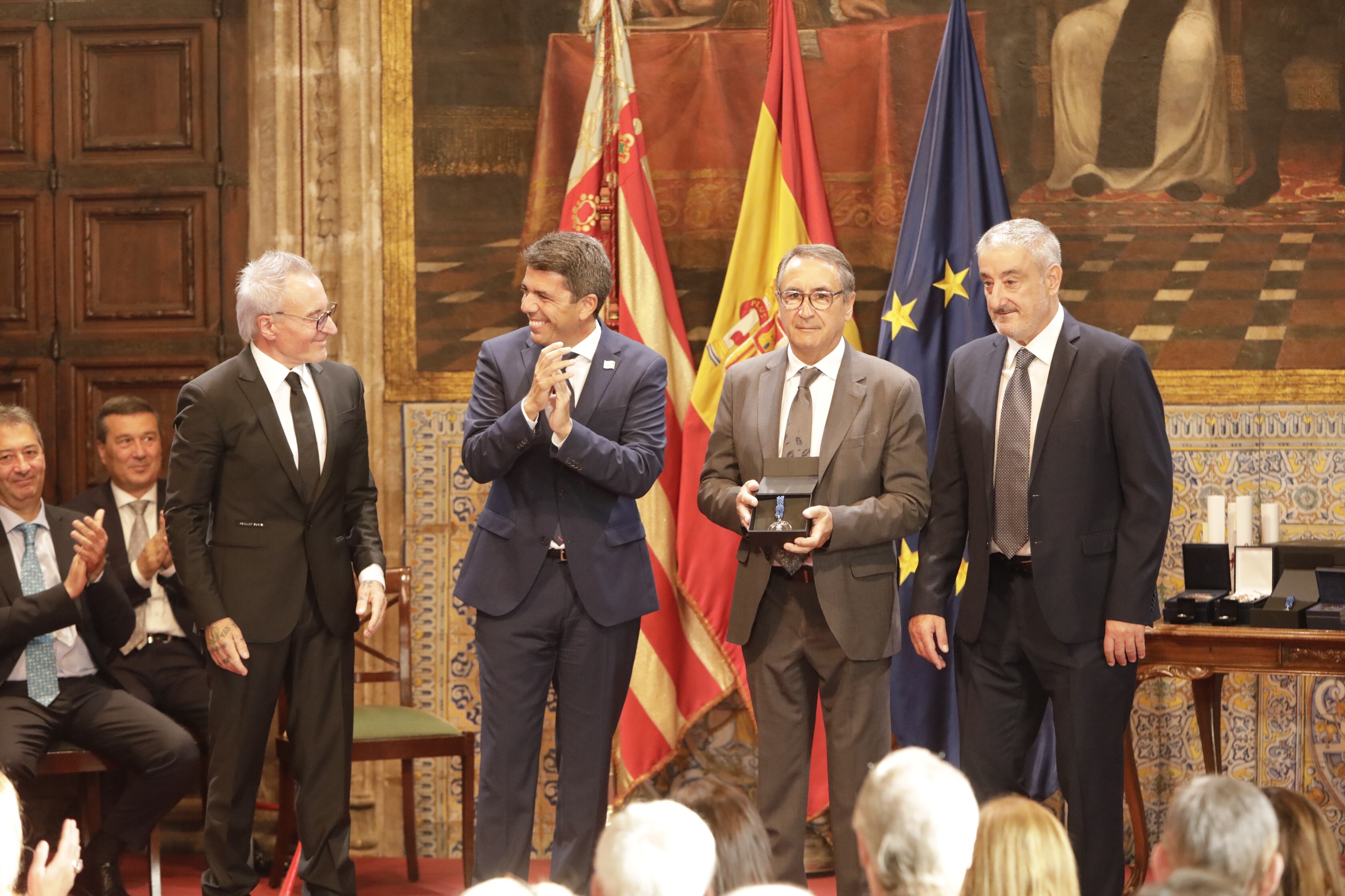 La Generalitat Valenciana premia a Carmencita por su mérito empresarial y social. De izquierda a derecha, Jesús Navarro Alberola, Carlos Mazón, presidente de la Generalitat, Jesús Navarro y Paco Escolano