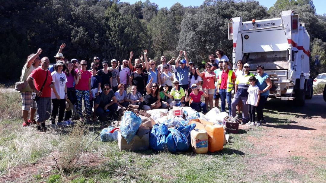 Equipo de voluntarios posan junto al resultado de su trabajo