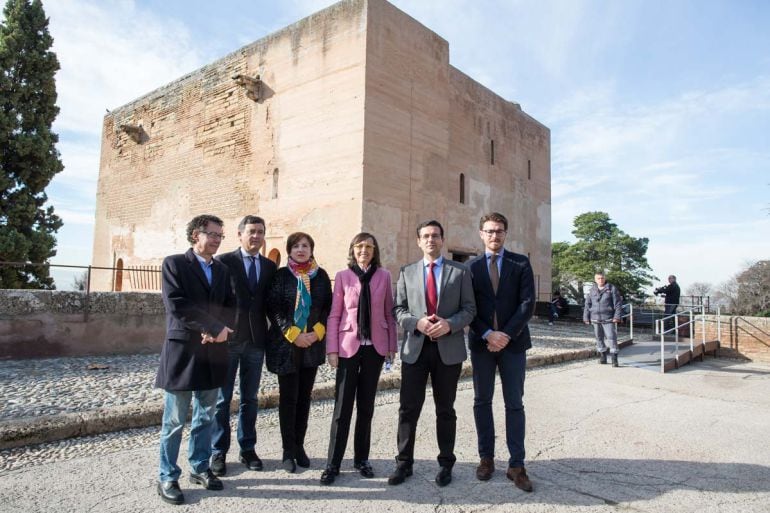 La consejera de Cultura de la Junta, en el centro, en su visita a la Torre de la Justicia de la Alhambra, que abrirá como espacio cultural en breve