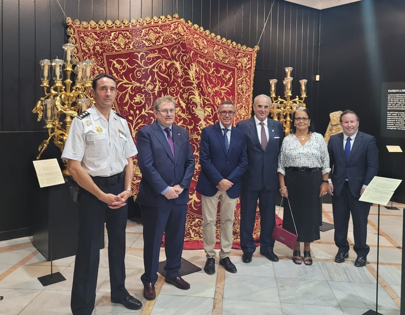 Foto de familia en la inauguración de la exposición dedicada a la Hermandad de Nuestra Señora de la Alegría