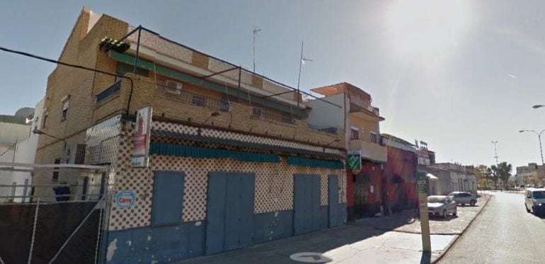 En esta casa el suelo de una de las habitaciones ha cedido cayendo una anciana de 78 años a la cocina del bar que hay debajo. Ha sido dada de alta a las pocas horas con heridas leves