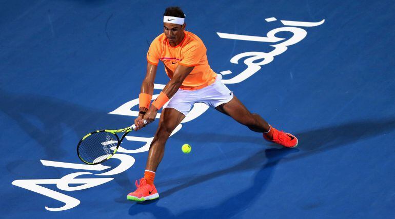 Rafa Nadal golpea de reves durante el partido frente a Berdych