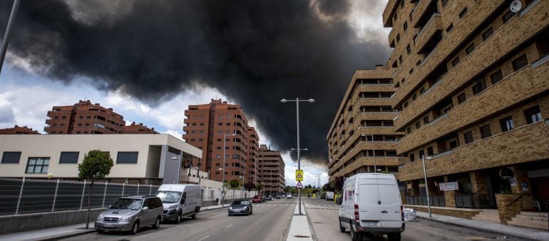 Columna de humo vista desde la urbanización El Quiñón